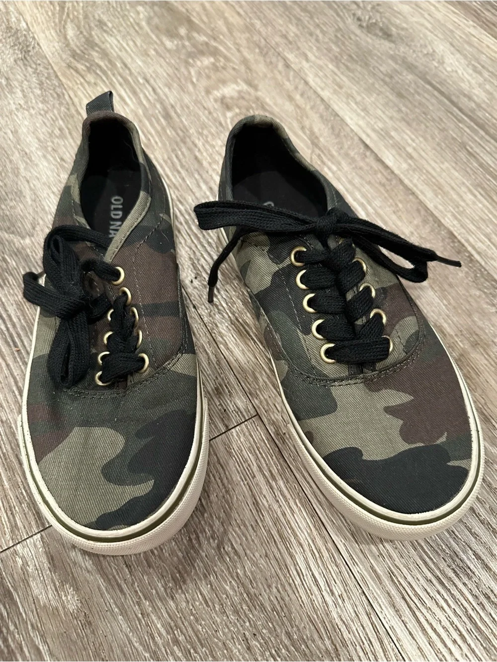 Old Navy Boy’s Camouflage Canvas Lace-Up Sneakers - Green/Brown